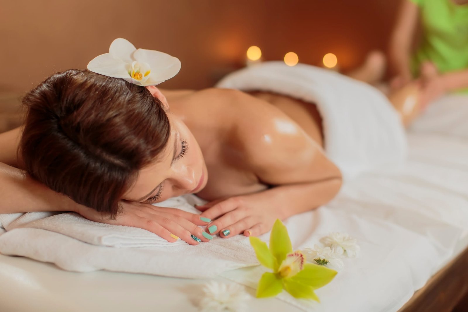 Cabine spa haute couture Feel Evasion, table de massage drapée de lin immaculé.